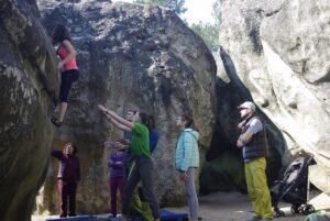 Escalade à Fontainebleau - Grimpeur sur un bloc de la forêt