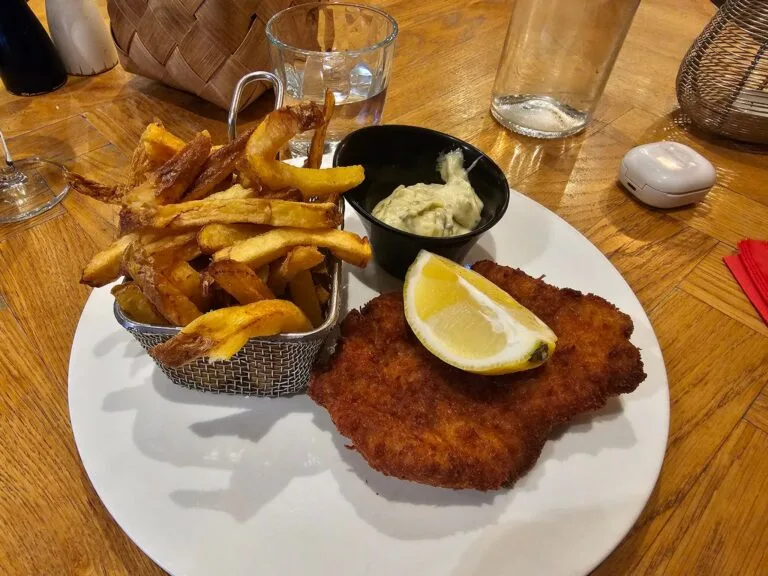 Breaded escalope with homemade chips, tartar sauce and lemon