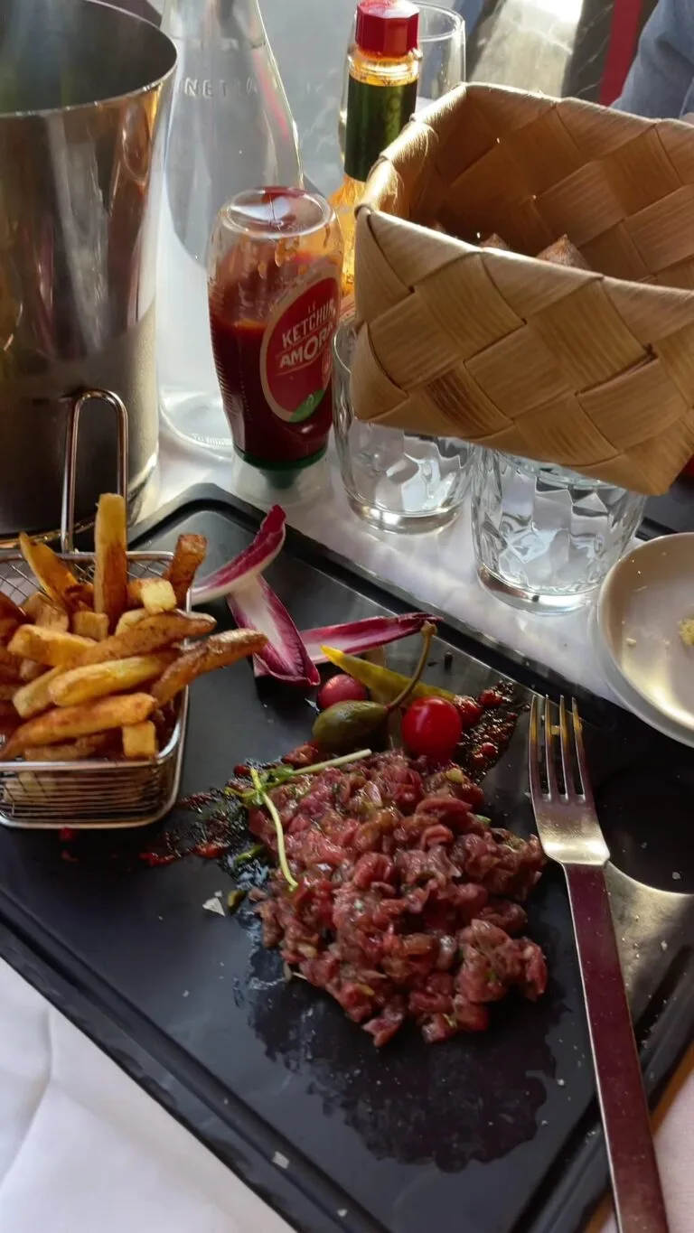 Beef tartare with home-made chips, served in the restaurant