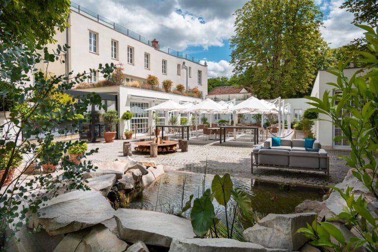 Terrasse de l'Hôtel de Cavoye avec vue sur le jardin intérieur à Fontainebleau