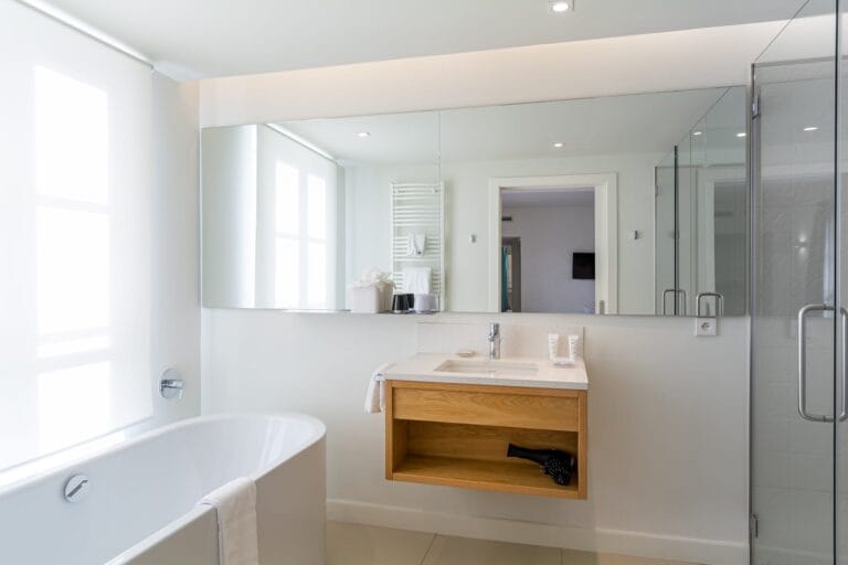 Salle de bain contemporaine avec double vasque et baignoire à l'Hôtel de Cavoye