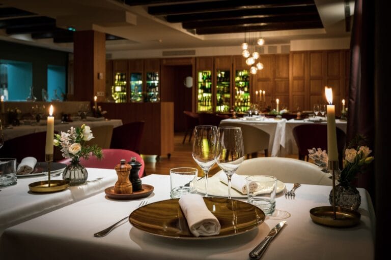 Assiette gastronomique avec couverts en argent au restaurant Gina de l'Hôtel de Cavoye
