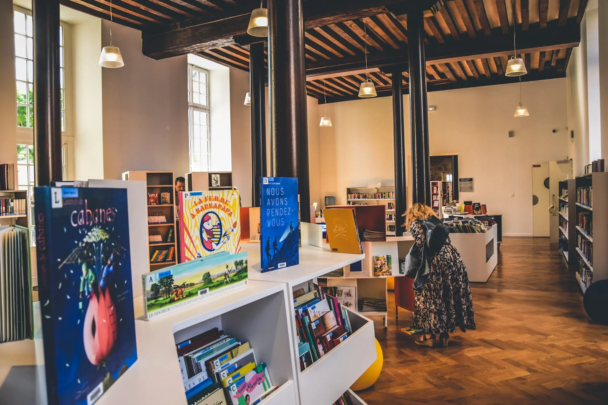 Intérieur d'une bibliothèque avec livres colorés et visiteurs
