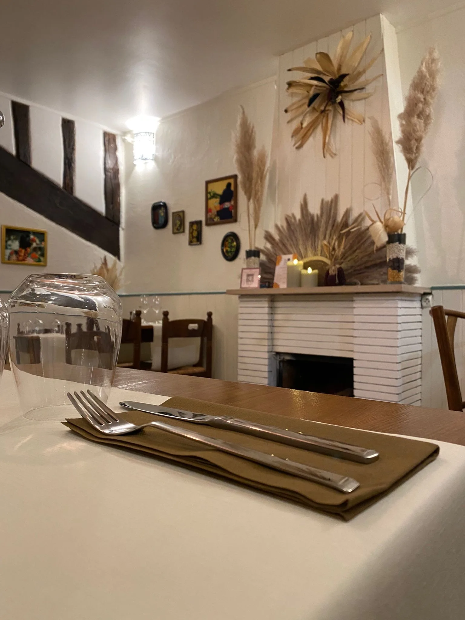 Table dressée dans un restaurant cosy avec cheminée décorée