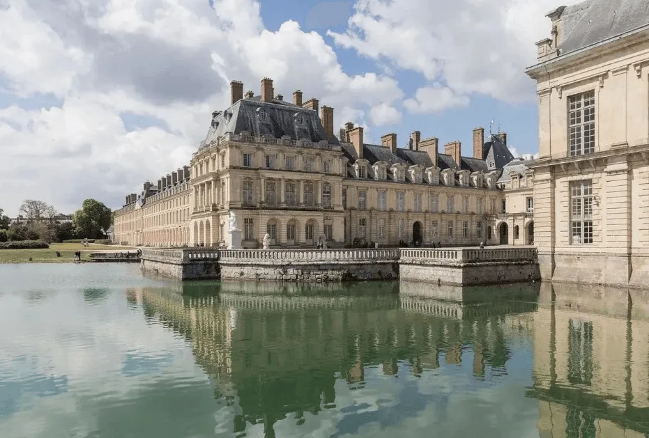 Das Schloss von Fontainebleau spiegelt sich im Karpfenteich wider