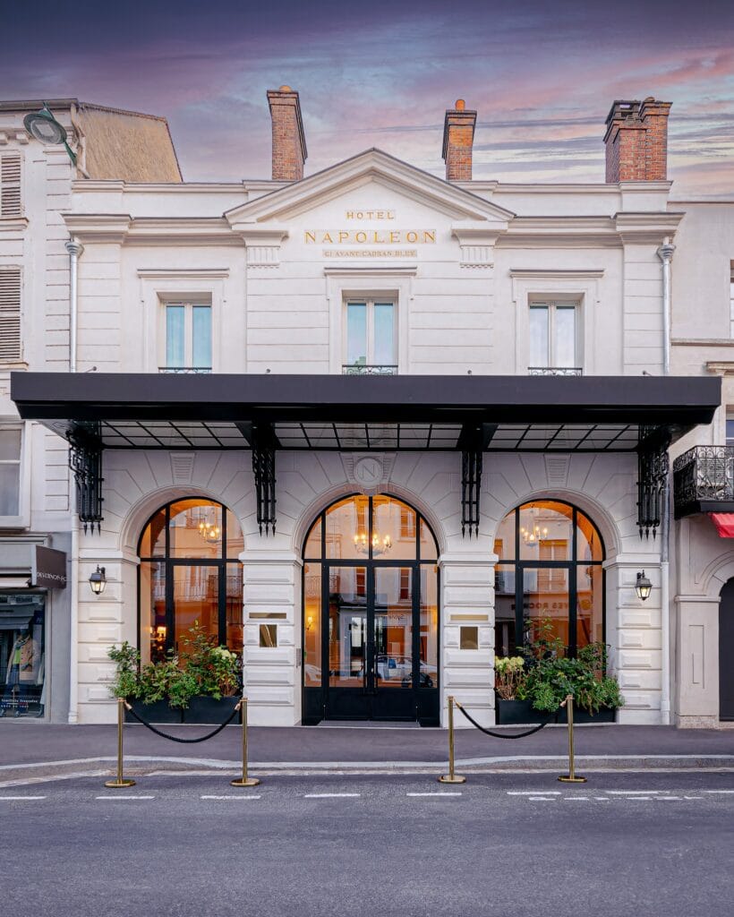 Restaurant Empreinte de l'Hôtel Spa Napoléon avec tables et fauteuils design à Fontainebleau