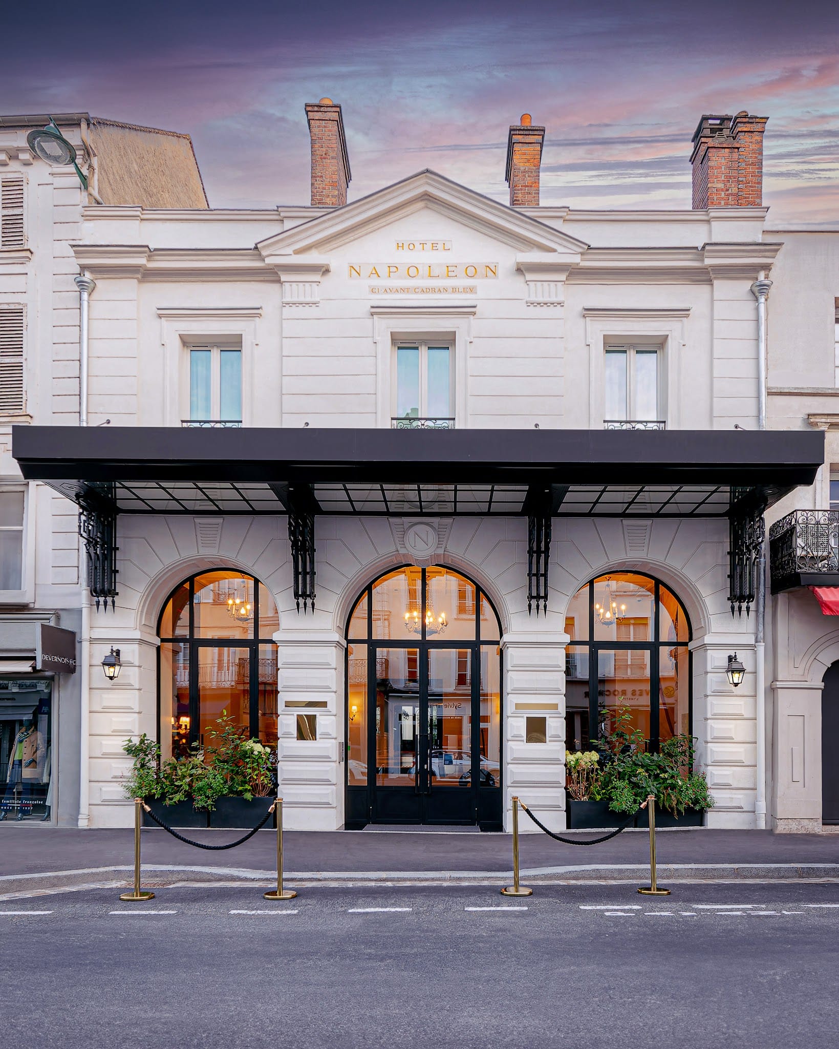 Restaurant Empreinte at the Hôtel Spa Napoléon with designer tables and armchairs in Fontainebleau