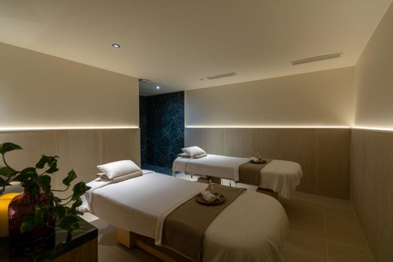 Cabine de massage duo au spa Cinq Mondes de l'Hôtel Spa Napoléon Fontainebleau