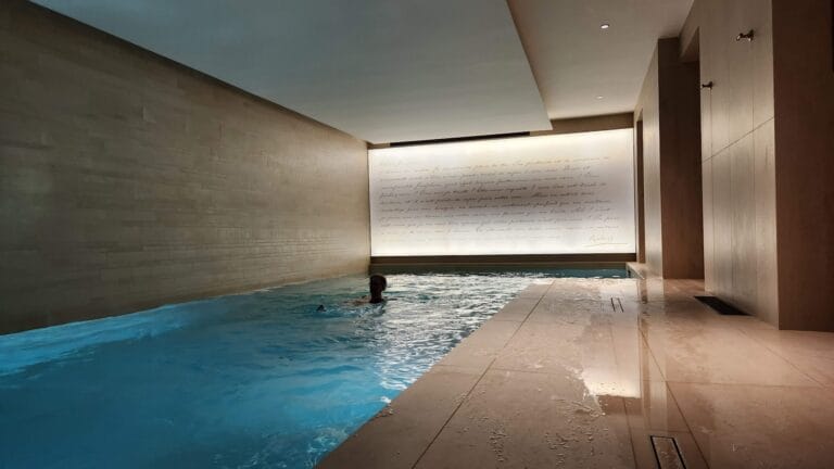 Salle de bain en marbre noir avec douche à l'italienne à l'Hôtel Spa Napoléon