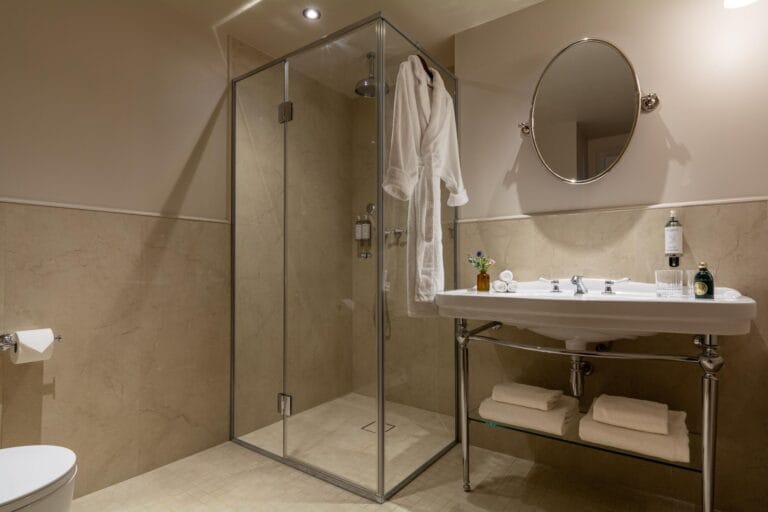 Double vasque avec miroirs ronds et marbre noir à l'Hôtel Spa Napoléon Fontainebleau