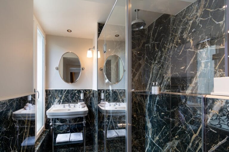 Espace spa et bien-être avec éclairage tamisé à l'Hôtel Spa Napoléon