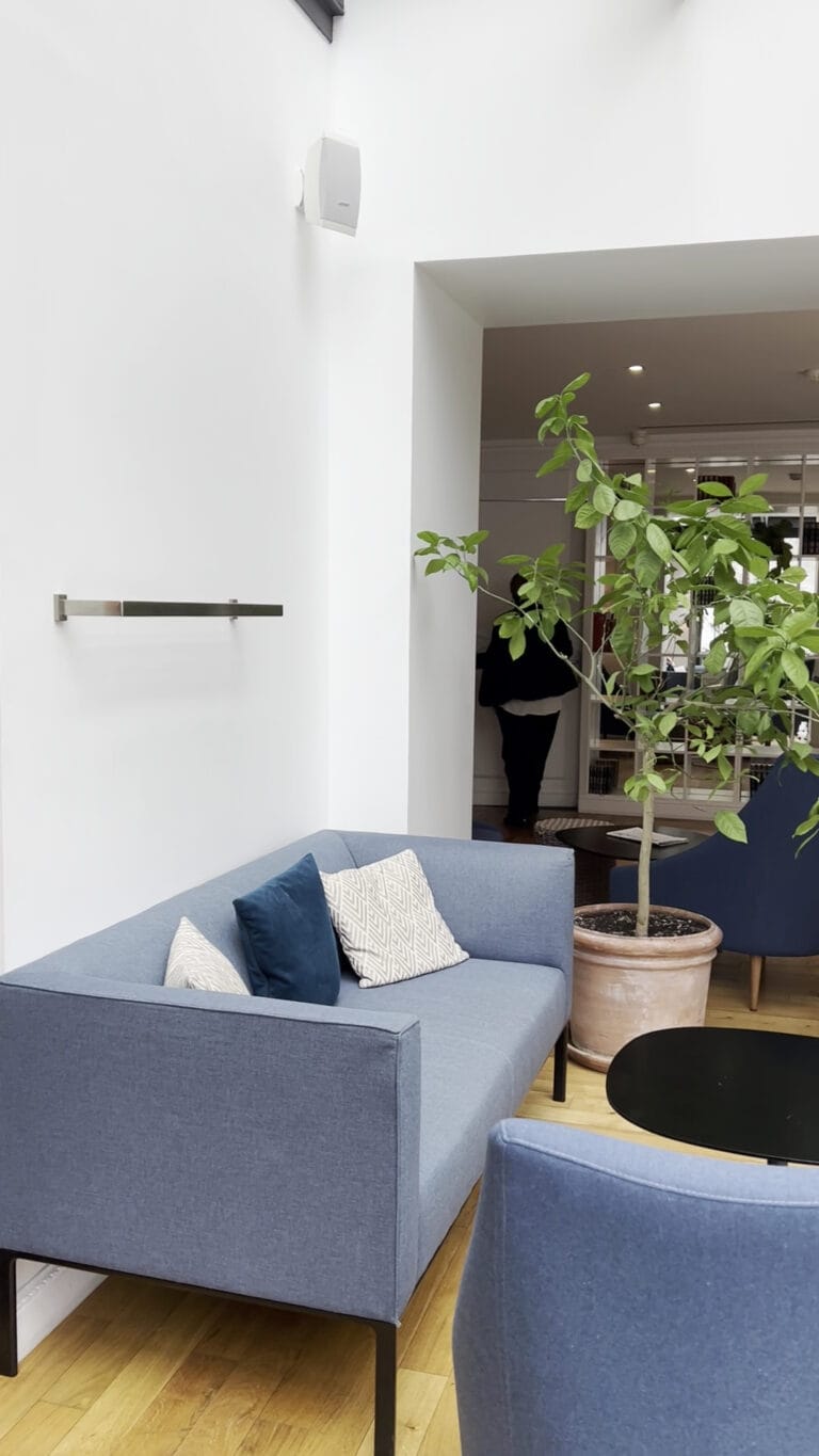 Détail bibliothèque et espace de travail au salon de l'Hôtel Spa Napoléon