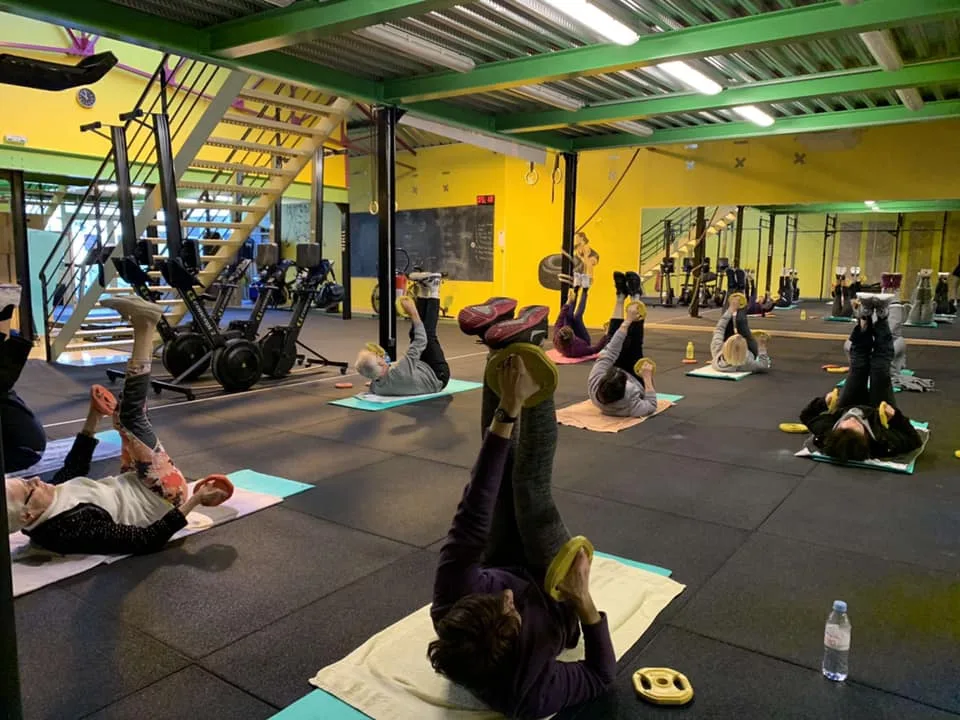 Gruppenkurs im Fitnessstudio mit Bauchmuskelübungen