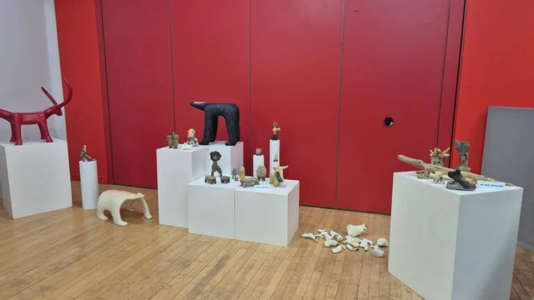 Ausstellung von Tierskulpturen auf weißen Sockeln im Maison des Associations - FLC Fontainebleau
