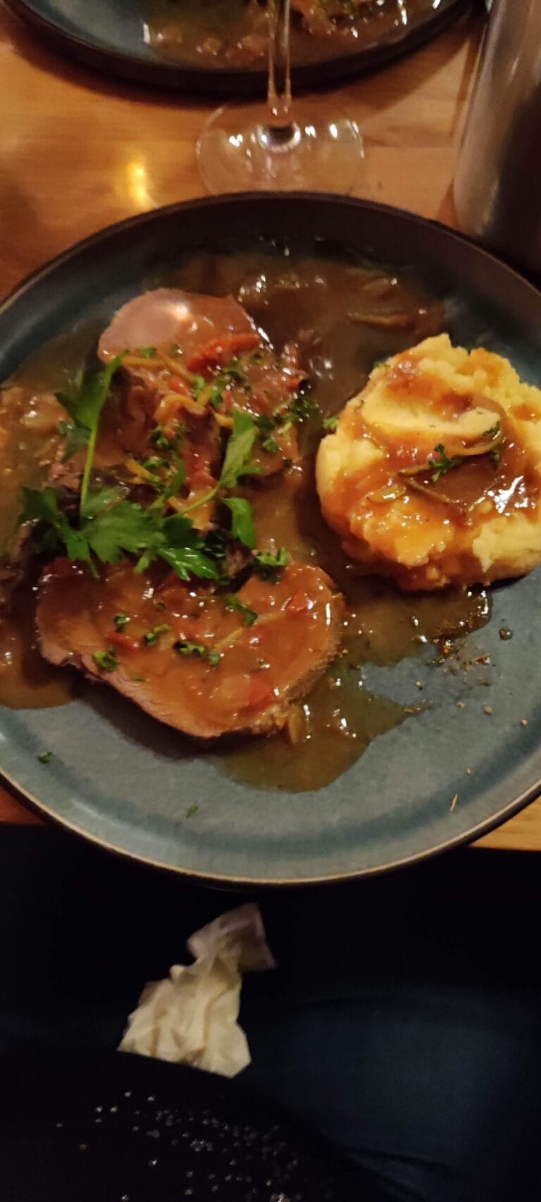 Viande mijotée en sauce brune avec purée de pommes de terre, ciboulette et jus – Le Mécano Fontainebleau