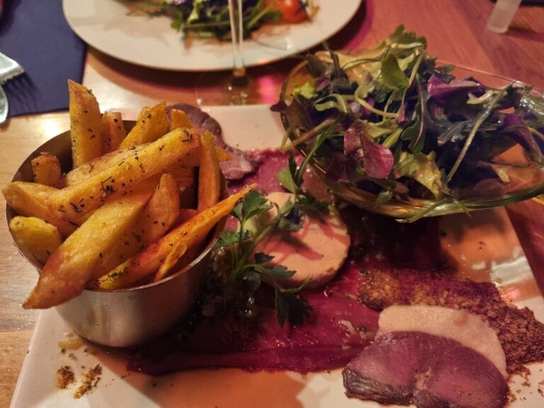 Magret de canard tranché sur coulis de betterave avec frites maison et salade verte – Le Mécano Fontainebleau