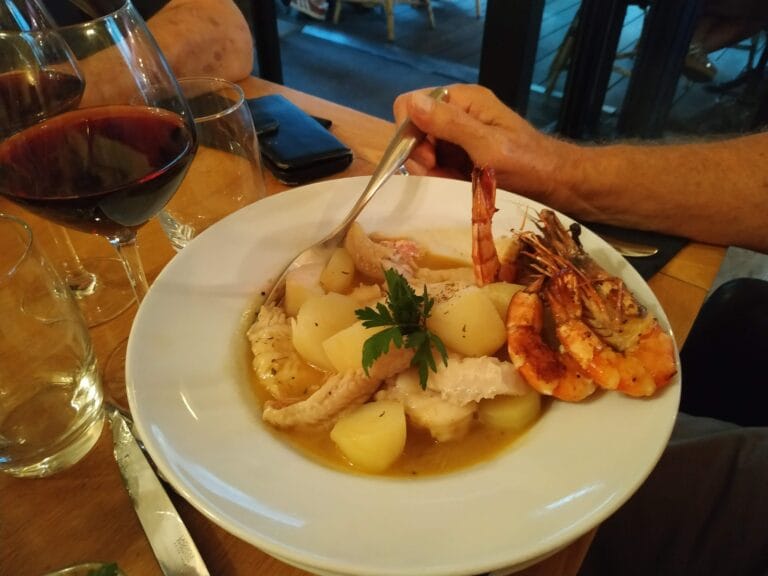 Plat de fruits de mer avec crevettes grillées, poisson blanc et pommes de terre en bouillon – Le Mécano Fontainebleau