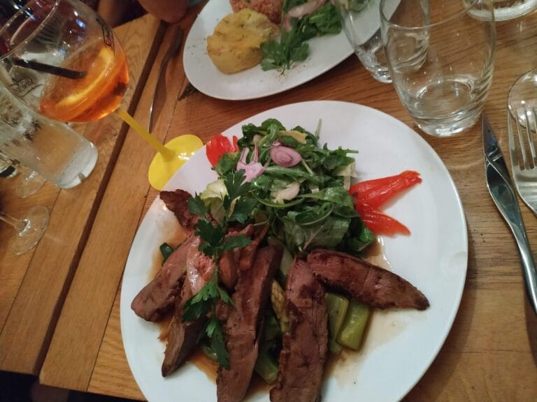 Tranches de bœuf grillé avec salade de roquette, poivrons et herbes fraîches – Le Mécano Fontainebleau