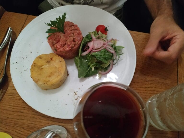 Tartare de bœuf façonné avec gratin, salade verte aux oignons rouges et tomate cerise – Le Mécano Fontainebleau
