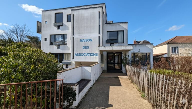 Façade de la Maison des Associations de Fontainebleau sous ciel bleu avec son allée d'entrée