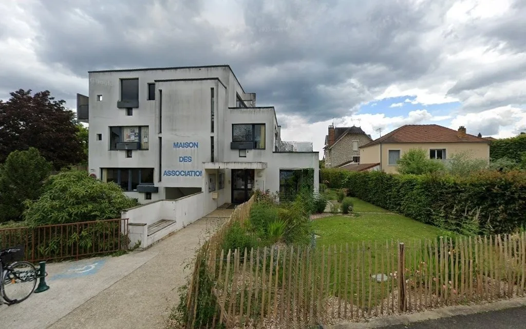 Fassade des Maison des Associations in Fontainebleau von der Straße aus unter bewölktem Himmel mit Garten und Fahrrad