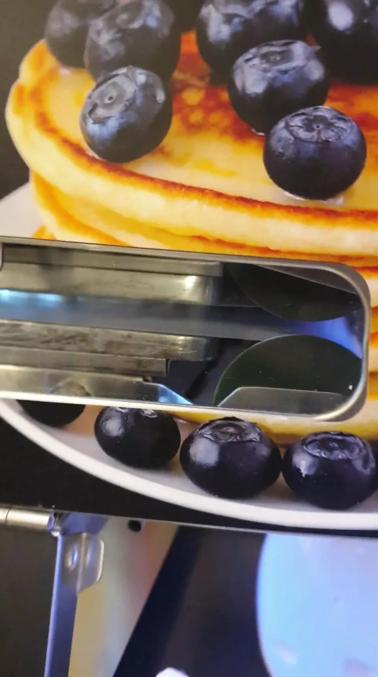 Präsentation von Blaubeerpfannkuchen auf einem Edelstahlständer - Frühstücksbuffet im Hotel Victoria Fontainebleau