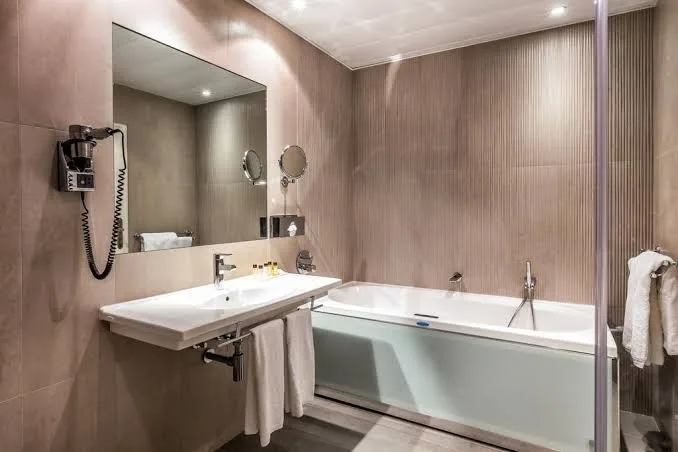 Marmor-Badezimmer mit Badewanne im L'Aigle Noir Fontainebleau