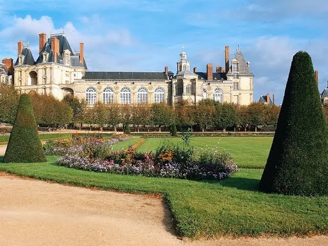 Gärten des Schlosses Fontainebleau vom Hotel Aigle Noir aus gesehen