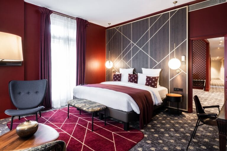 Elegant suite with burgundy tones and contemporary furniture Aigle Noir Fontainebleau