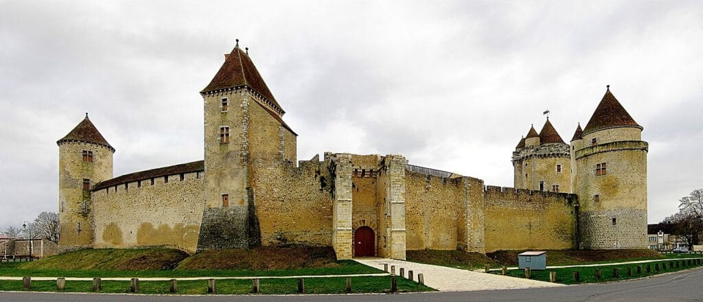 Vue panoramique du Château de Blandy-les-Tours en Seine-et-Marne, forteresse médiévale avec tours et remparts