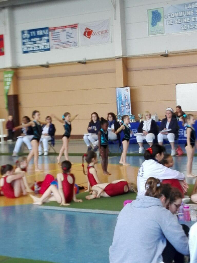 Compétition de gymnastique rythmique au Complexe Sportif de la Vallée, jeunes gymnastes en tenue colorée