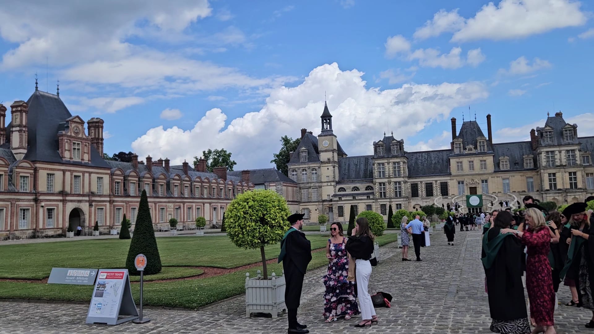 Façade de l'Hôtel Campanile sur le boulevard de Magenta à Fontainebleau
