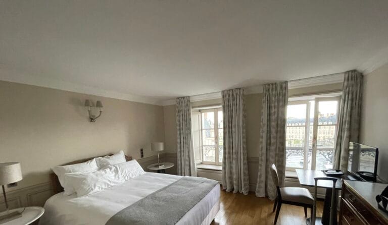Double room with view of the Château de Fontainebleau at the Hôtel de Londres