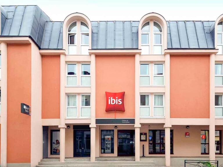 Fassade des Hotels ibis Château de Fontainebleau rue de Ferrare