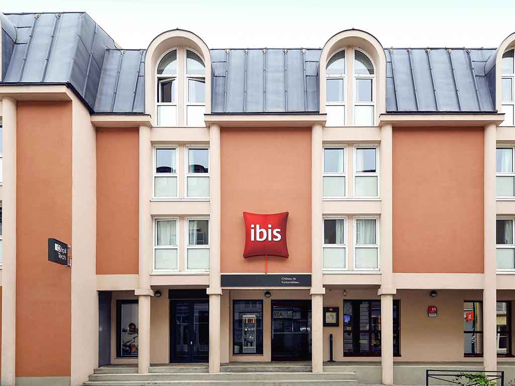 Façade de l'hôtel ibis Château de Fontainebleau rue de Ferrare