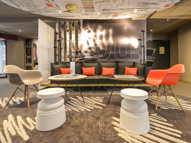 24-Stunden-Rezeption des ibis Château de Fontainebleau