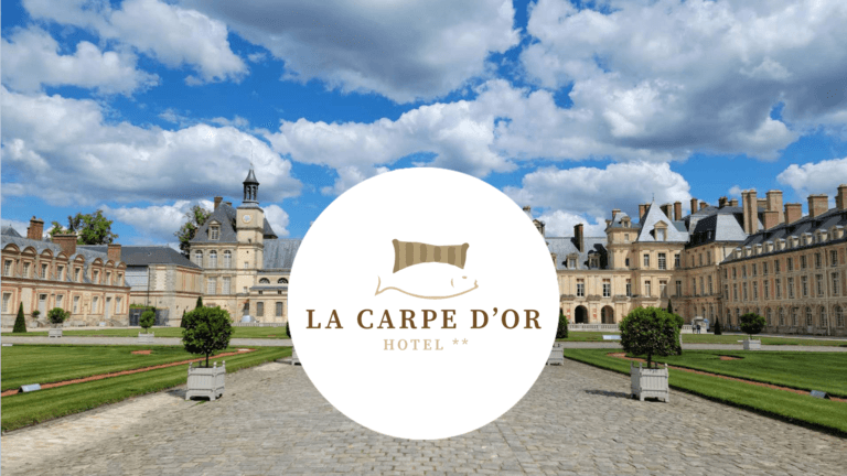 Logo des Hotels La Carpe d'Or mit dem Schloss Fontainebleau im Hintergrund