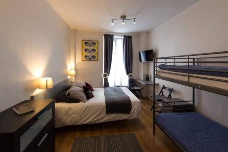 Familienzimmer im Hotel La Carpe d'Or mit Doppelbett und Einzelbett in Fontainebleau