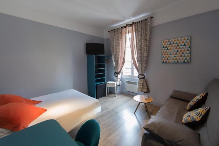 Dreibettzimmer mit Doppelbett und Einzelbett im La Carpe d'Or Fontainebleau