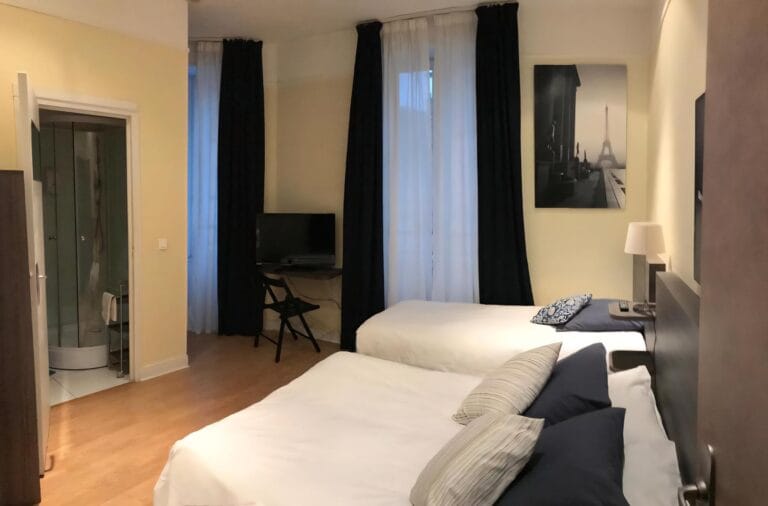 Twin-Zimmer des Hotels La Carpe d'Or mit zwei Einzelbetten in Fontainebleau