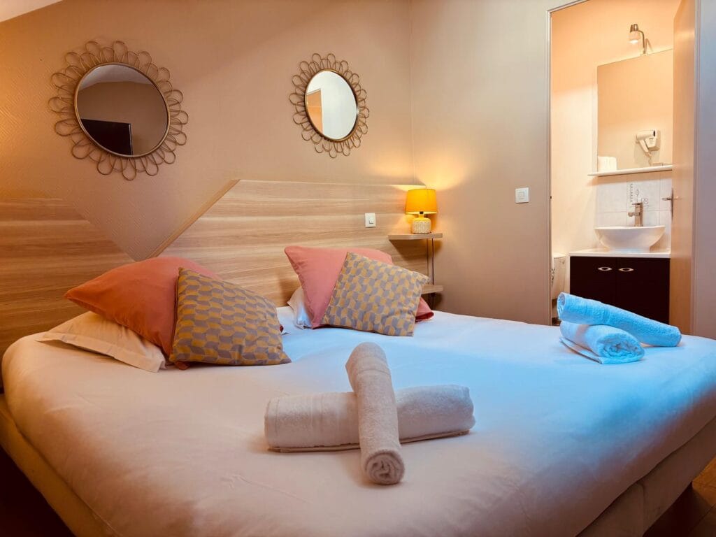 Renoviertes Doppelzimmer des Hotels La Carpe d'Or rue d'Avon in Fontainebleau
