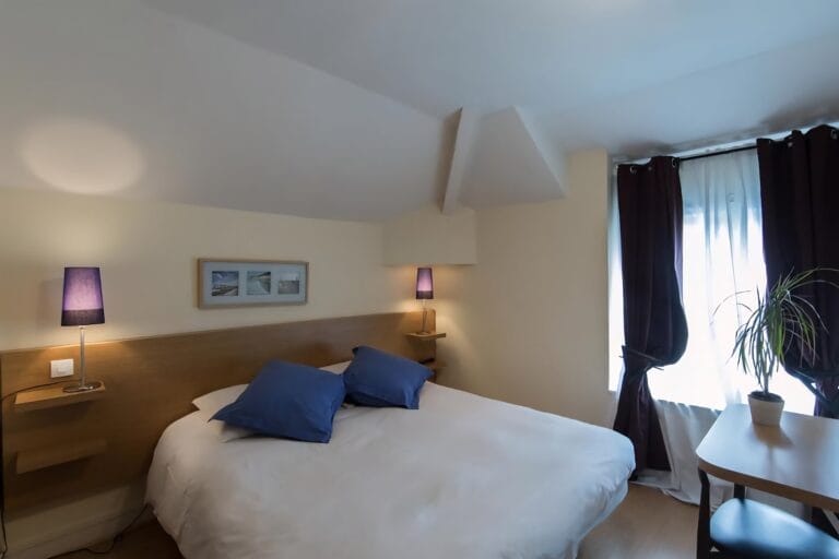 Blick auf ein komfortables Zimmer im Hotel La Carpe d'Or Zentrum von Fontainebleau