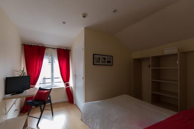 Kontinentales Frühstückstablett, das im Hotel La Carpe d'Or Fontainebleau serviert wird