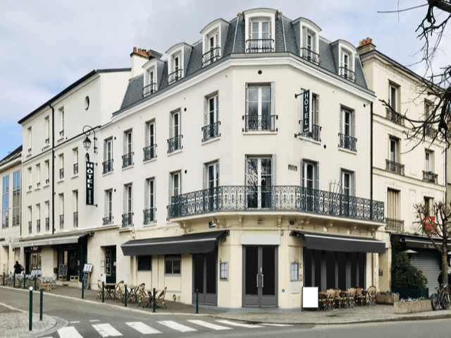 Façade de l'Hôtel Le Richelieu face au Théâtre de Fontainebleau