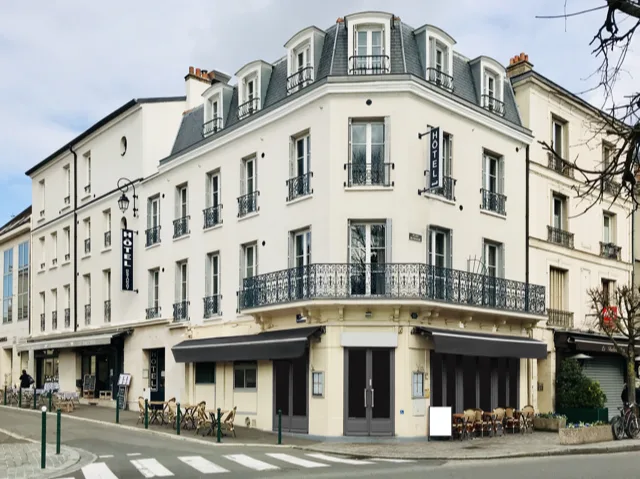 Fassade des Hotels Le Richelieu gegenüber dem Theater von Fontainebleau
