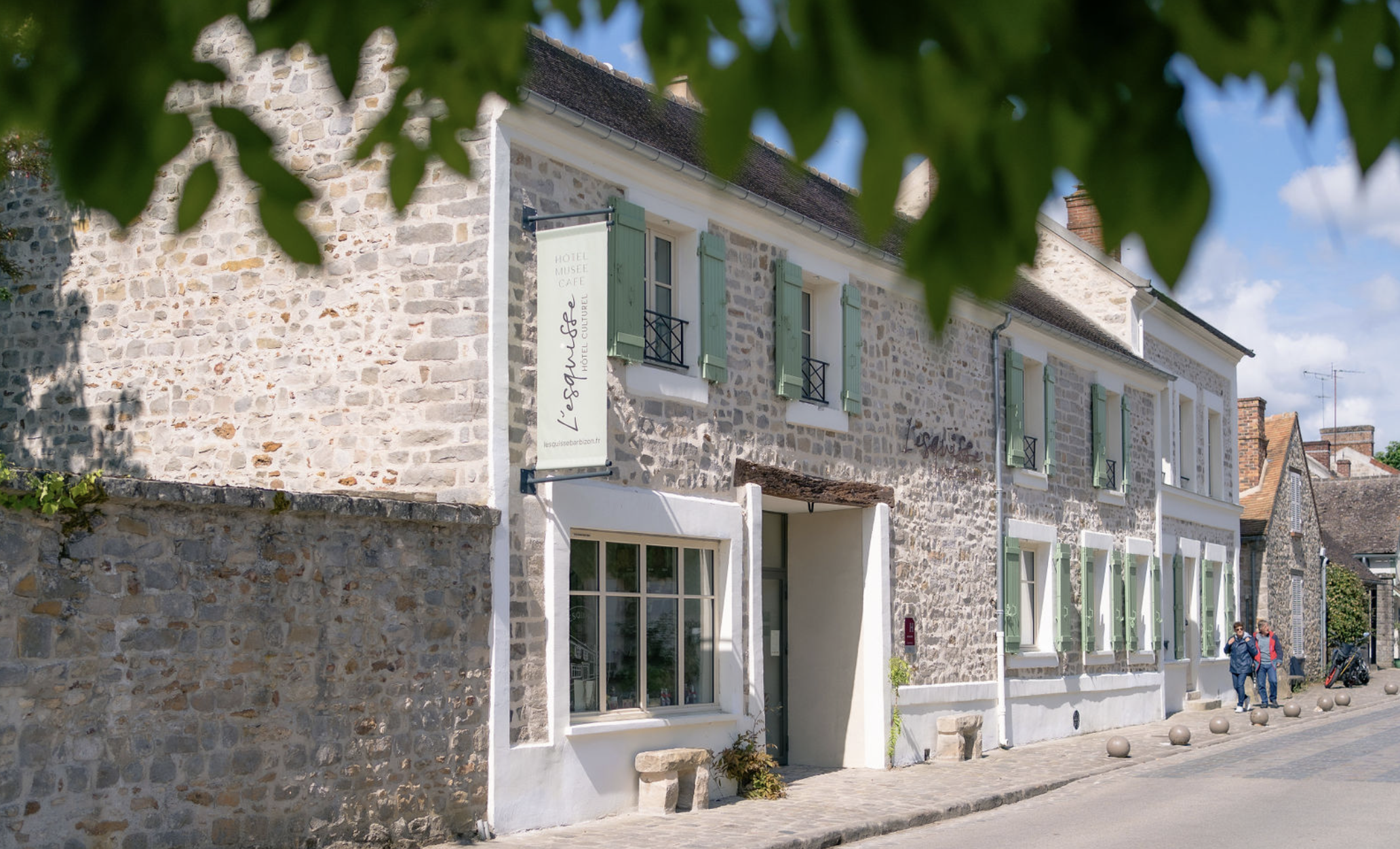 Fassade von „L'esquisse“, dem Kulturhotel in Barbizon, an der Grande Rue