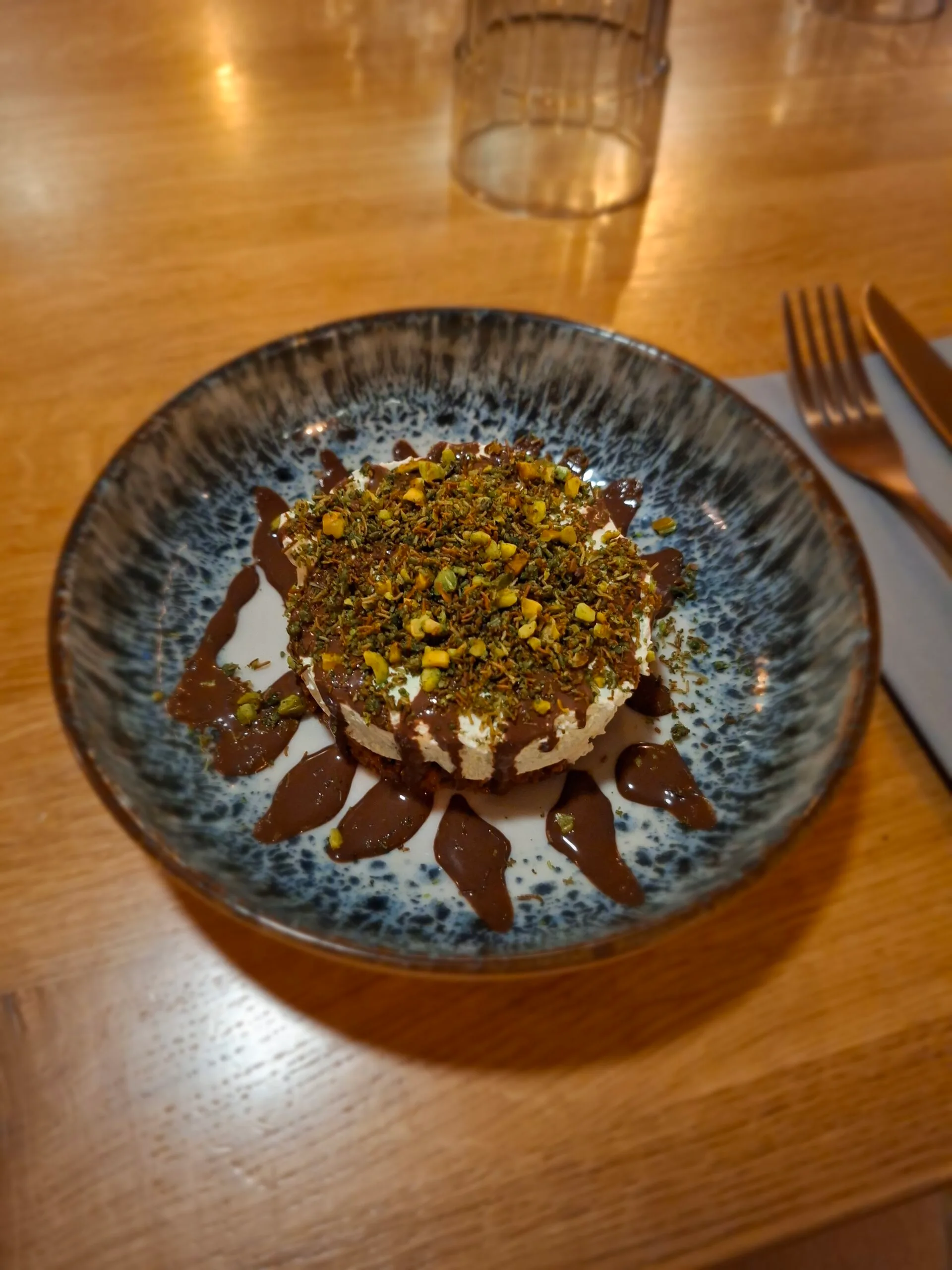 Dessert à la pistache avec sauce chocolat