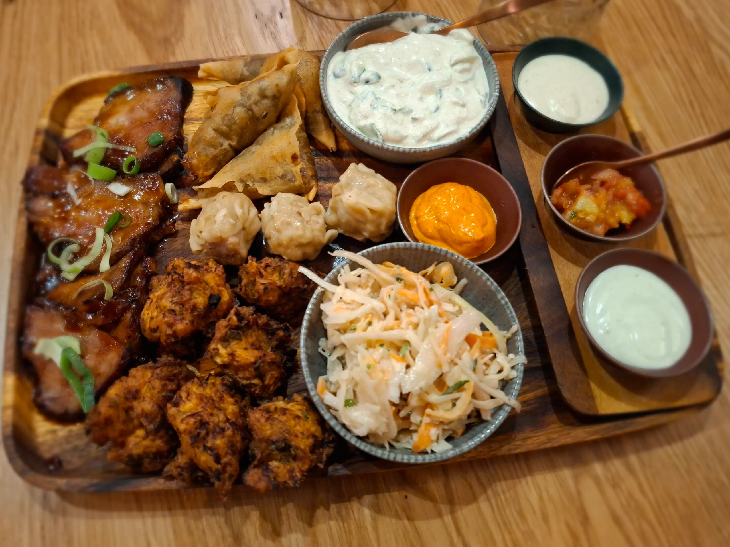 Plateau repas asiatique avec variété de plats