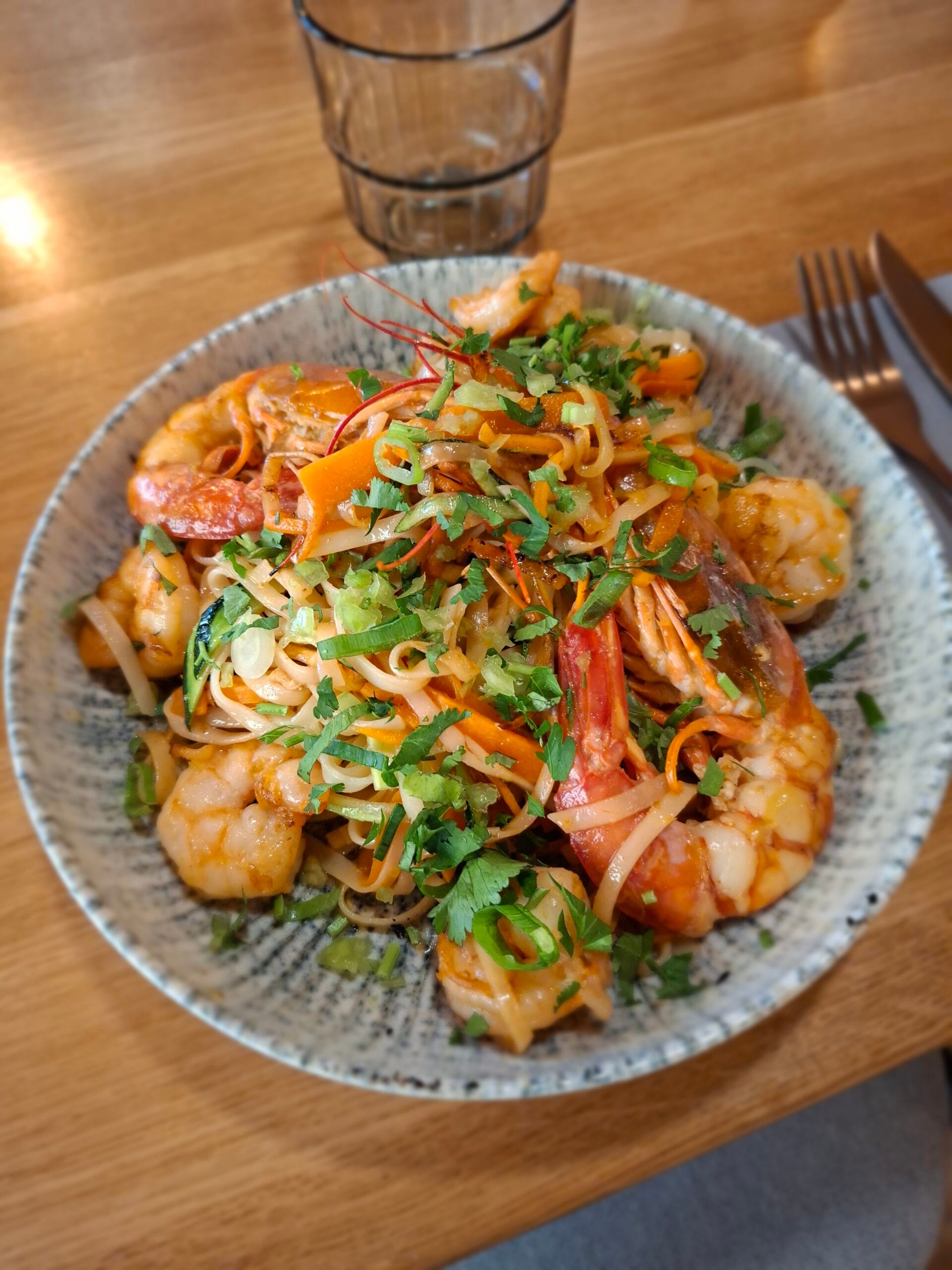 Fried noodle dish with prawns and vegetables