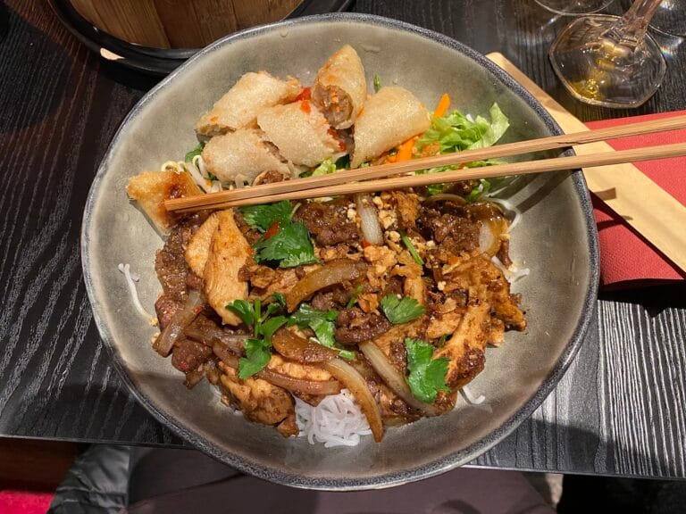 Bo bun mit Rindfleisch und knusprigen Frühlingsrollen, Koriander und gehackten Erdnüssen bei T Koh